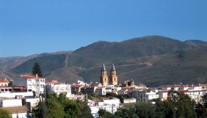 Órgiva y los campanarios de su iglesia. Puerta de la Alpujarra alta :: Bodegas Nestares Rincón