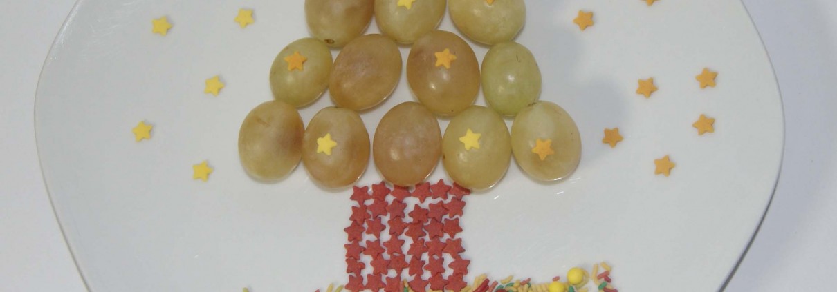Árbol de navidad creado con uvas