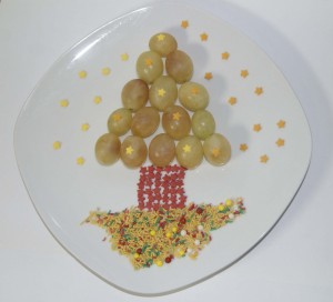 Árbol de navidad creado con uvas