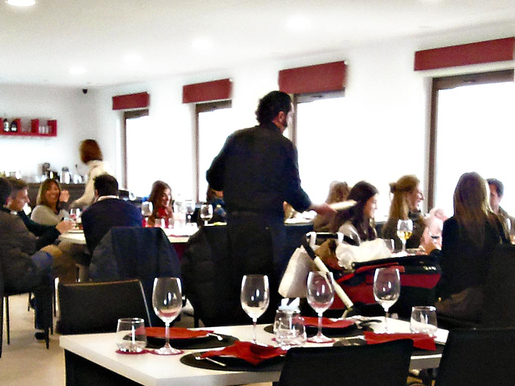 Restaurante Alpujárride a pleno funcionamiento :: © Bodegas Nestares Rincón